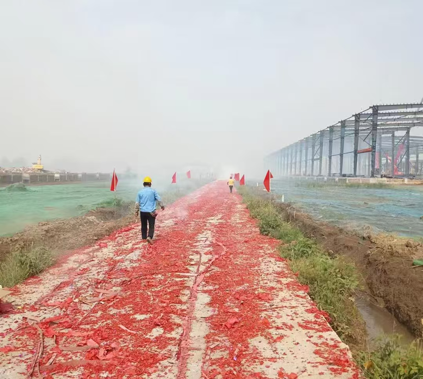 奋战八个月，聚盟数字物流产业园十三万平方钢结构厂房顺利完工。(图3)